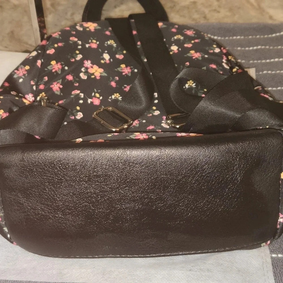 Backpack - Picture 9 of 9